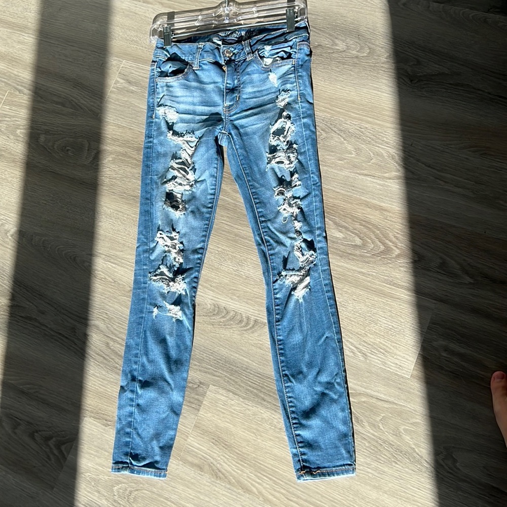 Light wash American eagle distressed jeans. Size 2 jegging style skinny Jean